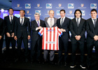 Pretemporada 2013-14. Cerezo y Bracco posan junto a los jugadores sudamericanos del Atlético y Simeone